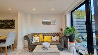 Luxury House with Parking in London - Teddington - 2