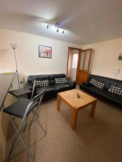 Two Bedroom Bungalow No2 - Secure Gated Parking - Basildon - 1