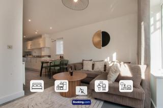 2 Bedroom House By AR Properties Short Lets & Serviced Accommodation Colchester with Garden - 0