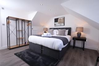 Spacious 4Bedroom Apartment at Prime Market Street, Watford - Watford - 1