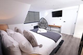 Spacious 4Bedroom Apartment at Prime Market Street, Watford - Watford - 9