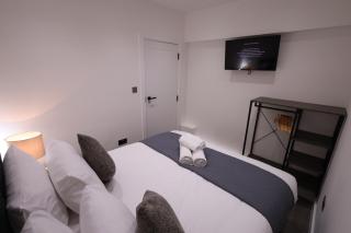 Spacious 4Bedroom Apartment at Prime Market Street, Watford - Watford - 2