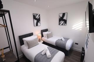 Spacious 4Bedroom Apartment at Prime Market Street, Watford - Watford - 0