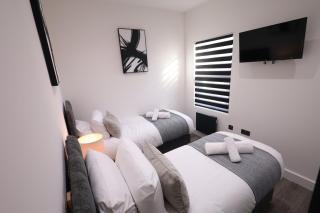 Spacious 4Bedroom Apartment at Prime Market Street, Watford - Watford - 6