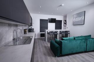 Spacious 4Bedroom Apartment at Prime Market Street, Watford - 7