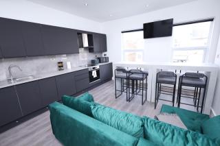 Spacious 4Bedroom Apartment at Prime Market Street, Watford - Watford - 8