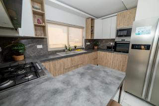 Peaceful Penthouse 3 bed with views - by HostMT - 3