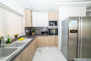 Peaceful Corner Penthouse 3 bed with views - 2