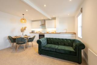 Apartment 4, King's Court - 9