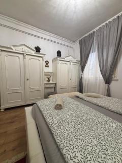 Exclusive Antique apartment next to the fashion street - Budapest - 5
