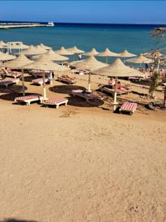 Beach front 2BR at elkarma hotel & aqua park - Hurghada - 4