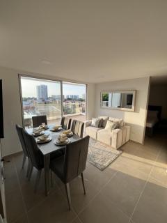 Apartamento con balcón grande - 0