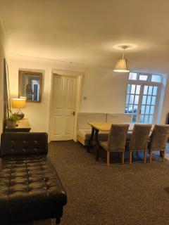 Beachfront 2-Bedroom Garden Flat with Hot Tub, Sleeps 8 - Brighton & Hove - 8