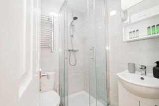 Beautiful 3 Bedrooms-2 Bathrooms 8 Minutes Walk from Hanwell Station, Sleeps 7 - Greenford - 7