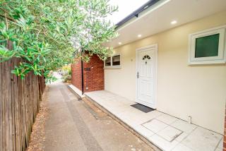 Beautiful 3 Bedrooms-2 Bathrooms 8 Minutes Walk from Hanwell Station, Sleeps 7 - Greenford - 3
