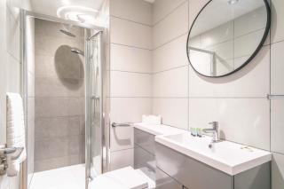 Stunning 2BED Flat in Central Location w Security - 1