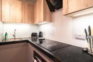 Stunning 2BED Flat in Central Location w Security - 9
