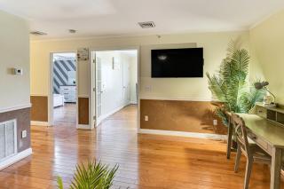 Walk to Waterfront Cozy Fall River Condo - Fall River - 5