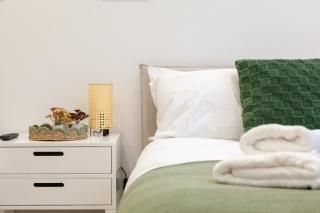Grand Central Flat - 2-Bedrooms - Sleeps 8 - Perfect for Families - Contractors - Professionals - Long Stay Rates Available - Central Station - 2