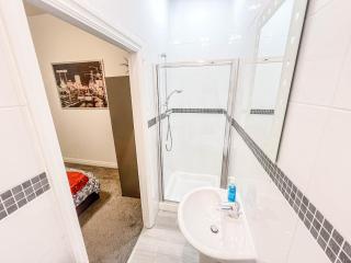 2 Bed - 2 Bath - Duplex Apartment next to LBU-Headingley Centre-YCC Arena-Families-Relocators - Long Stay Rates Available - Meanwood - 2