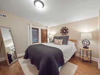 Cheerful 5-bedroom w/Screened Patio, Sleeps 10 in the heart of Fremont! - Fremont - 1