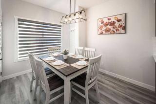 NEW Family 3BR w Yard, Sleeps 8! FREE Banff Pass, Wine, Netflix, Parking! Large Group OPTION! - Calgary - 8
