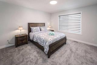 NEW Family 3BR w Yard, Sleeps 8! FREE Banff Pass, Wine, Netflix, Parking! Large Group OPTION! - Calgary - 7