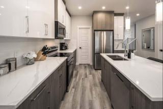 NEW Family 3BR w Yard, Sleeps 8! FREE Banff Pass, Wine, Netflix, Parking! Large Group OPTION! - Calgary - 2