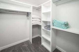 Spacious 3BR Duplex, Near Downtown & Shopping! FREE Banff Pass, Netflix, Wine, Parking! Group of up to 16 - Ask us! - 2