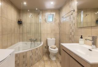 Hot Tub - 5 min to Beaches - Private Garden - Netflix - Lampi - 6