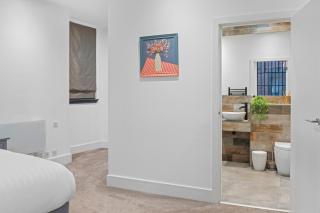 Luxury 2-Bed Apartment with Parking & Terrace - Nottingham - 8