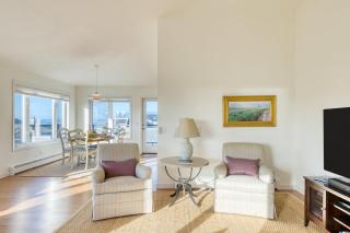 Pacific Breeze Ocean Views Steps to Cannon Beach Airy Coastal Retreat - Cannon Beach - 1