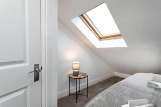 5 bedroom 3 bathroom Parking Contractors Relocations Families - Leicester - 7
