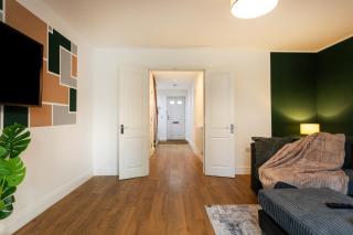 Stylish 5-BR Home, 3 Bathrooms Sleeps 7, Free Super Fast Wi-Fi & FREE Parking - 5