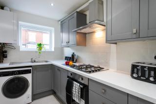 5 bedroom 3 bathroom Parking Contractors Relocations Families - 1