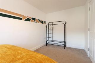 5 bedroom 3 bathroom Parking Contractors Relocations Families - 3