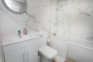 5 bedroom 3 bathroom Parking Contractors Relocations Families - 2