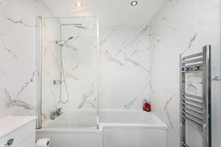 5 bedroom 3 bathroom Parking Contractors Relocations Families - 1