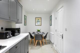 Stylish & Classy 5-Bedroom Home, 3 Bathrooms Sleeps 7, Free Unlimited WiFi & Parking - Leicester - 8