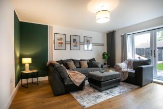 Stylish & Classy 5-Bedroom Home, 3 Bathrooms Sleeps 7, Free Unlimited WiFi & Parking - Leicester - 2