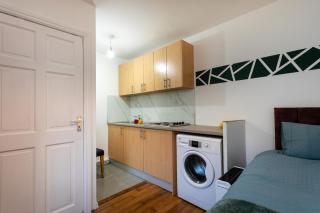 Stylish 5-BR Home, 3 Bathrooms Sleeps 7, Free Super Fast Wi-Fi & FREE Parking - 3