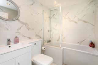 Stylish 5-BR Home, 3 Bathrooms Sleeps 7, Free Super Fast Wi-Fi & FREE Parking - 6