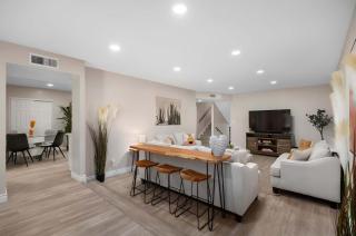 6 Br Resort Style Home Pool Game Room Fire Pit - Glendale - 3
