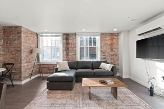 King Bed - J and K on Main Luxury Apartment 306 - Spokane - 0