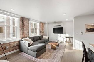 King Bed - J and K on Main Luxury Apartment 306 - Spokane - 8