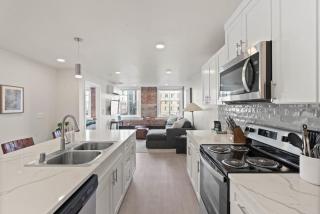 Stay Downtown! Coffee, Brunch, Walk to Everything 305 - 7