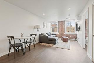 King Bed J and K on Main Luxury Apartment 403 - 1