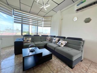 6 habitaciones, 10 camas, amplio y céntrico, 3 parqueos - 8