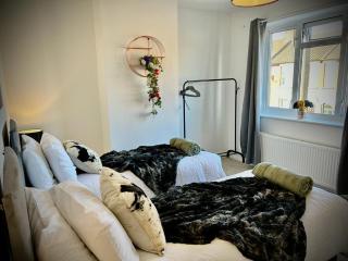 6 bedroom house - Pool table - Contractors, Crew, Group - Colchester - 1