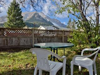 Spacious 3BR 2BA + Den | King Bed & Mountain Views - - 0